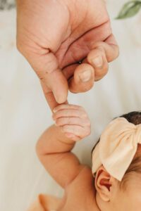 newborn-photo-fingers-curled-around-dads-close-up