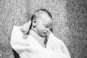 northern-virginia-newborn-photography-natural-pose-black-and-white
