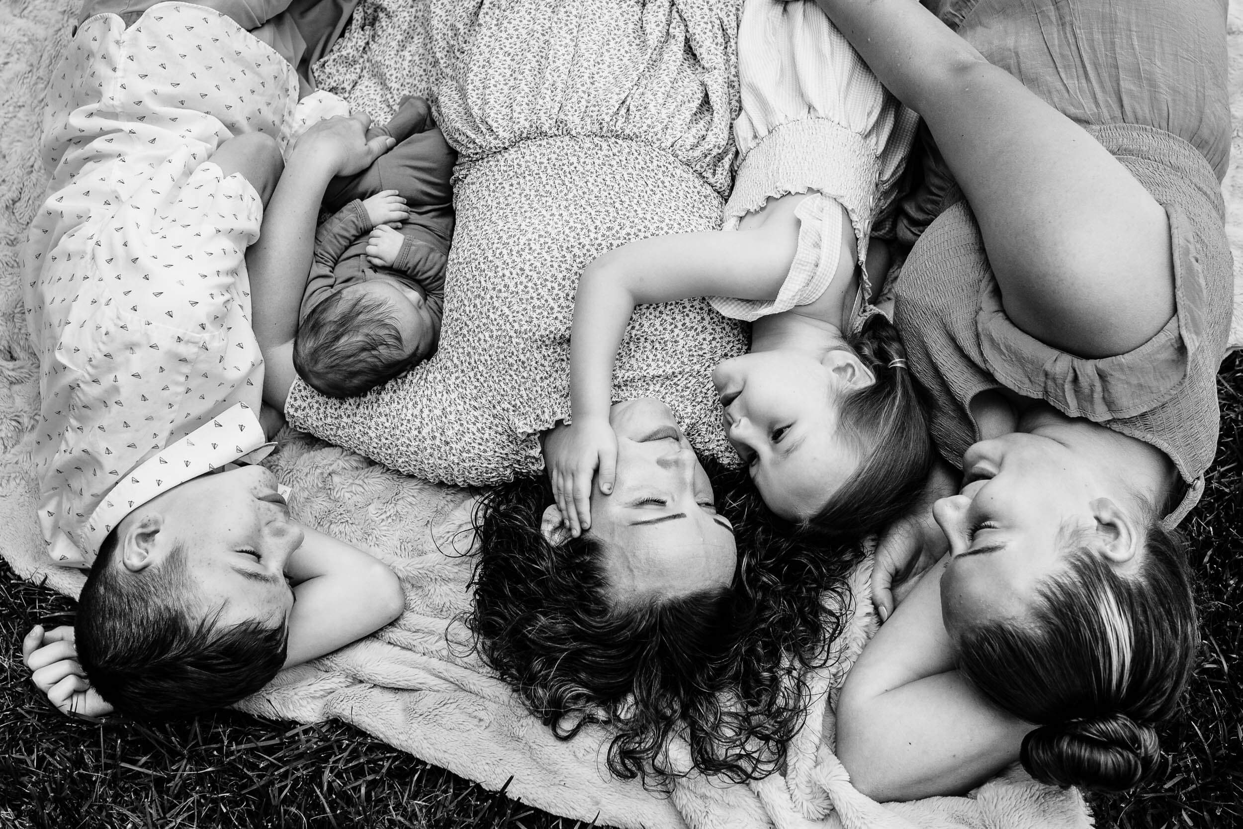 northern-virginia-newborn-photo-mom-kids-outside-black-and-white