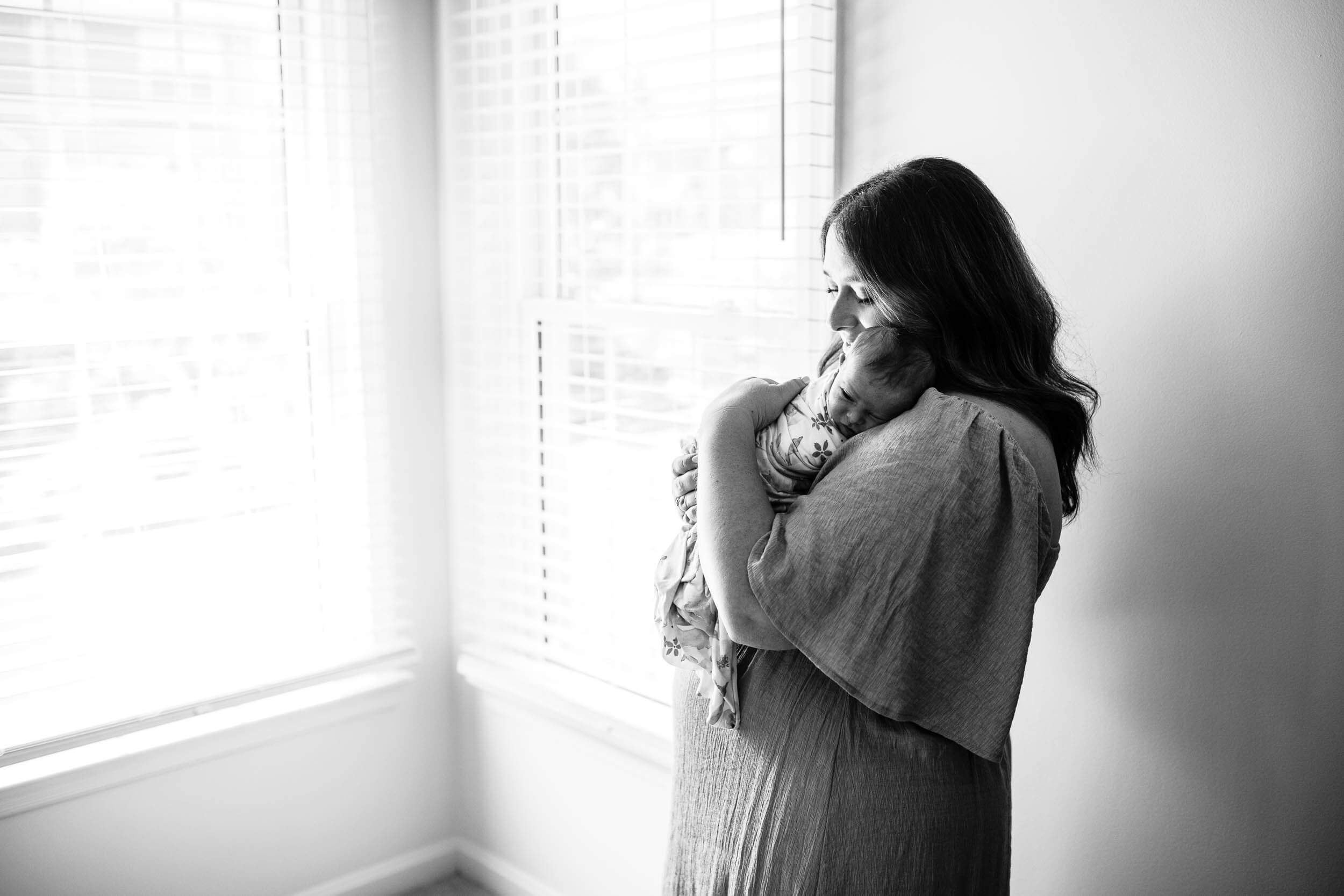 Northern-Virginia-newborn-photographer-mom-baby-black-and-white