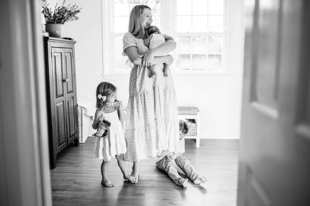 washington-dc-newborn-photographer-candid-black-and-white